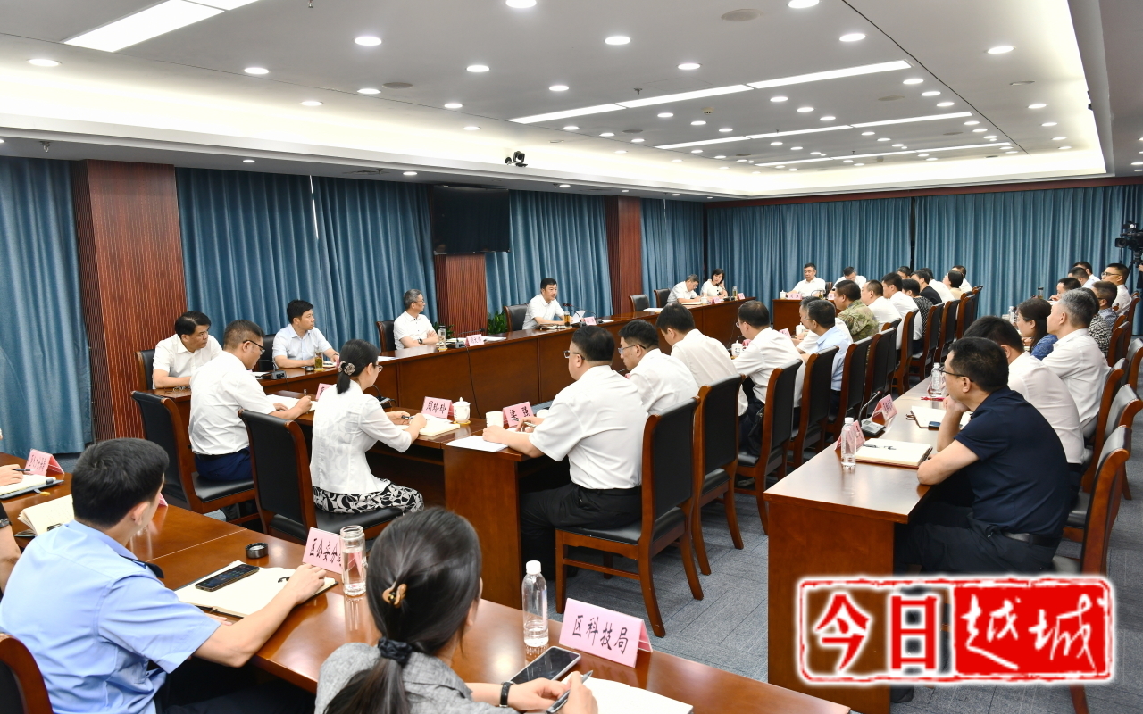 区委理论学习中心组举行专题学习会